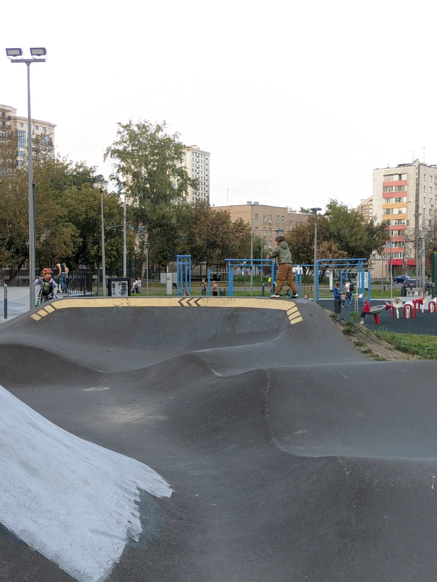Скейт-парк и детская площадка