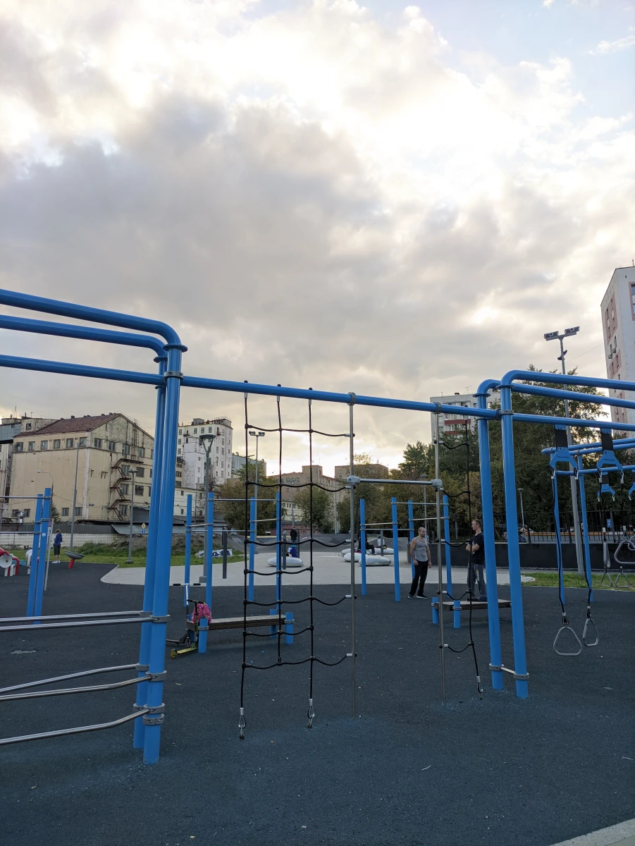 Скейт-парк и детская площадка