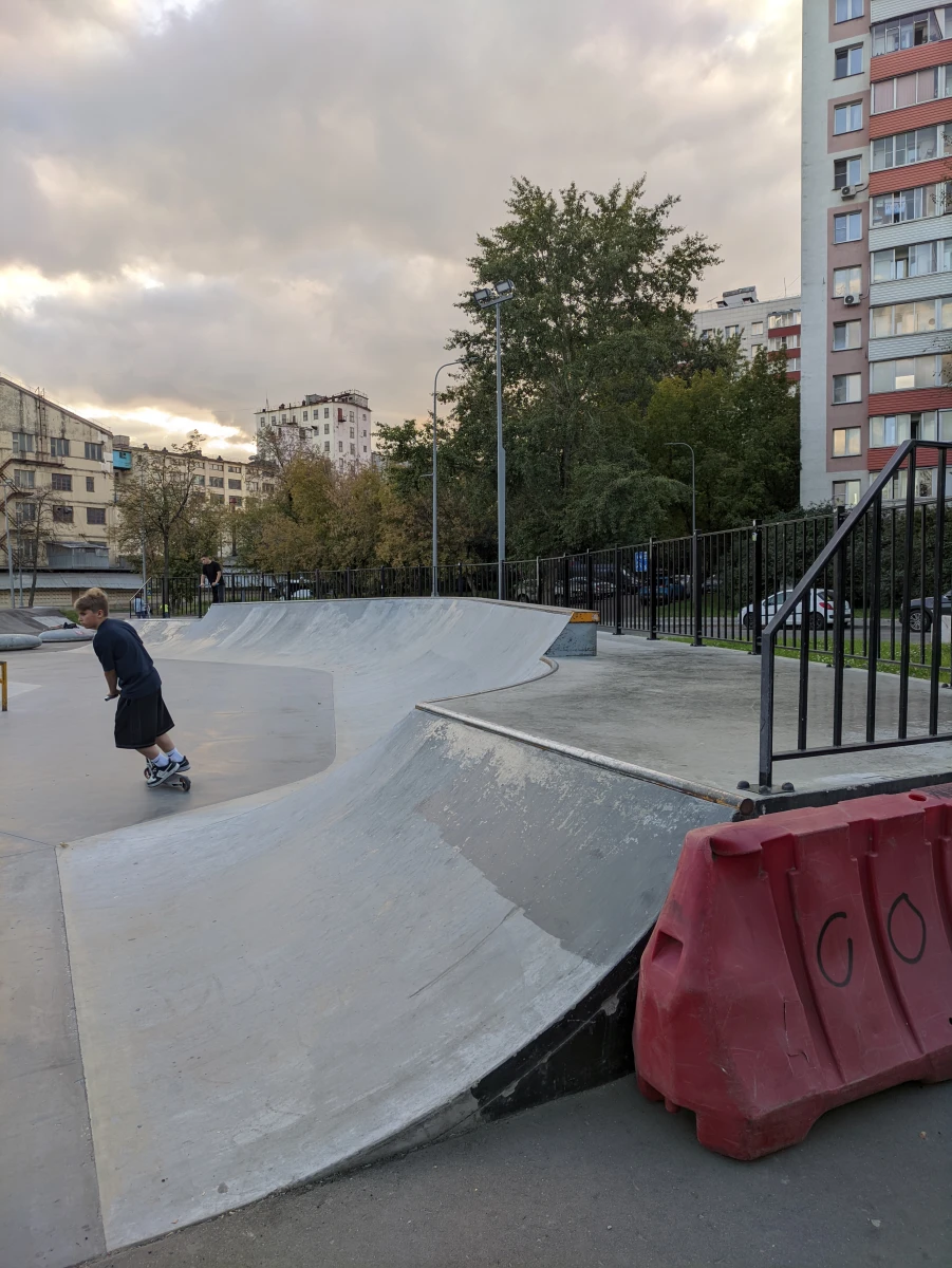 Скейт-парк и детская площадка