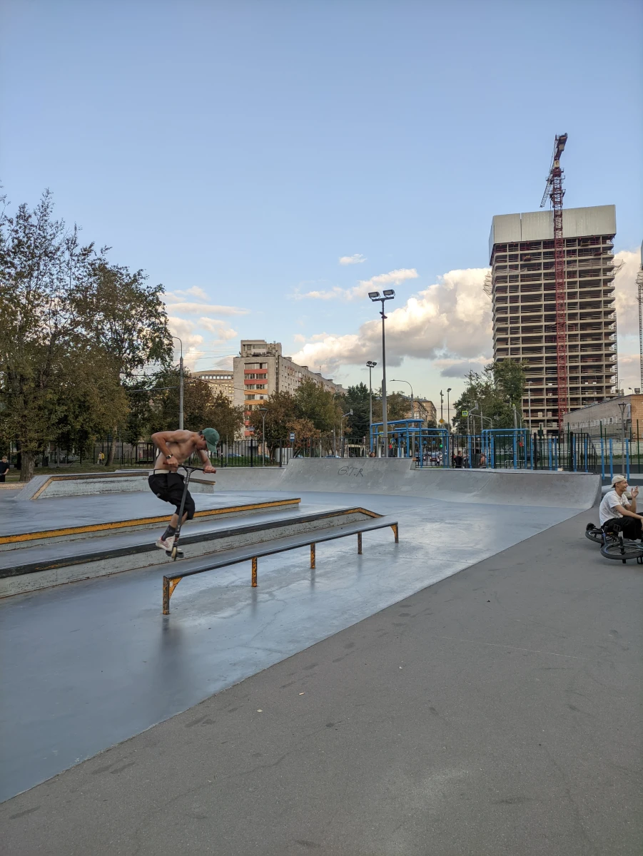 Скейт-парк и детская площадка