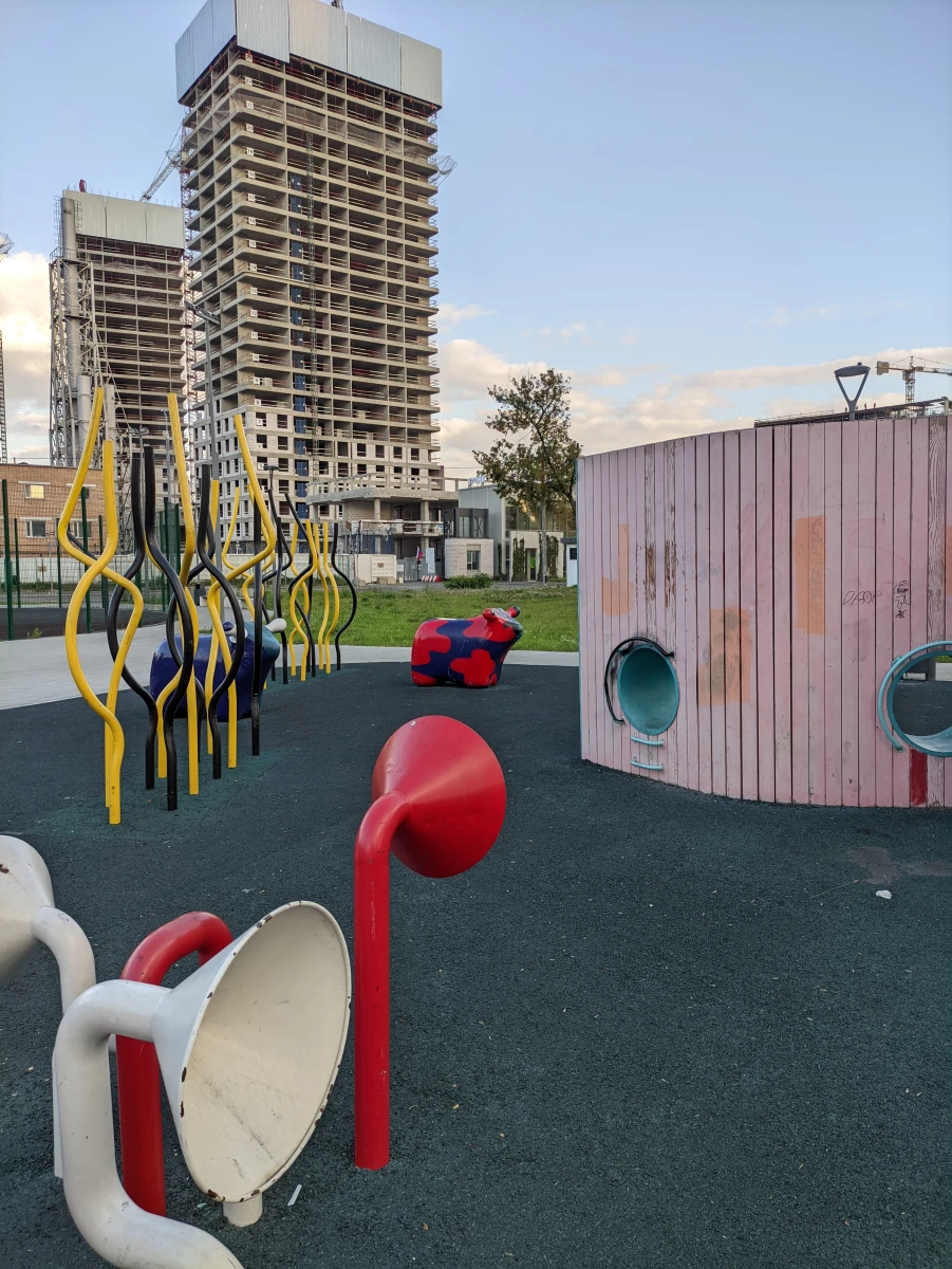 Скейт-парк и детская площадка