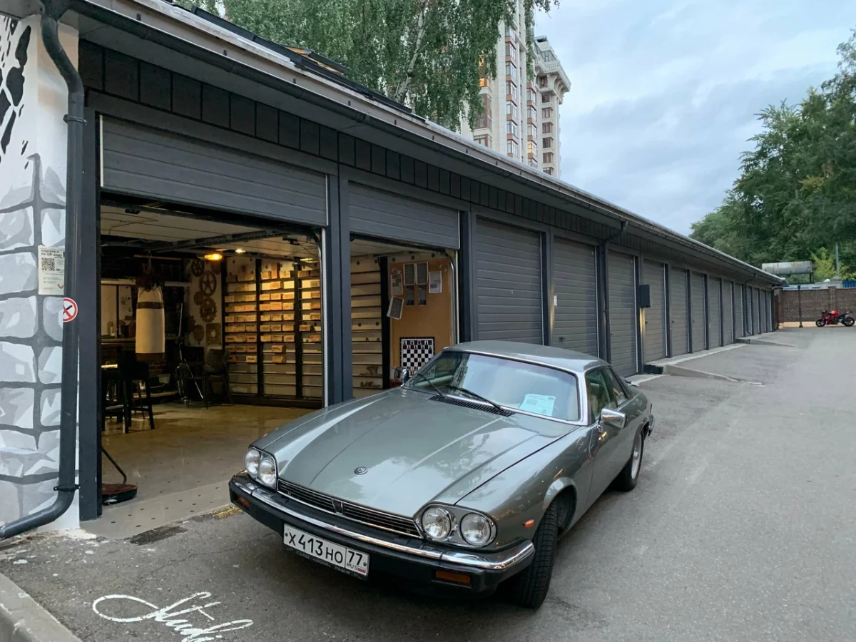 Парковка с винтажным автомобилем