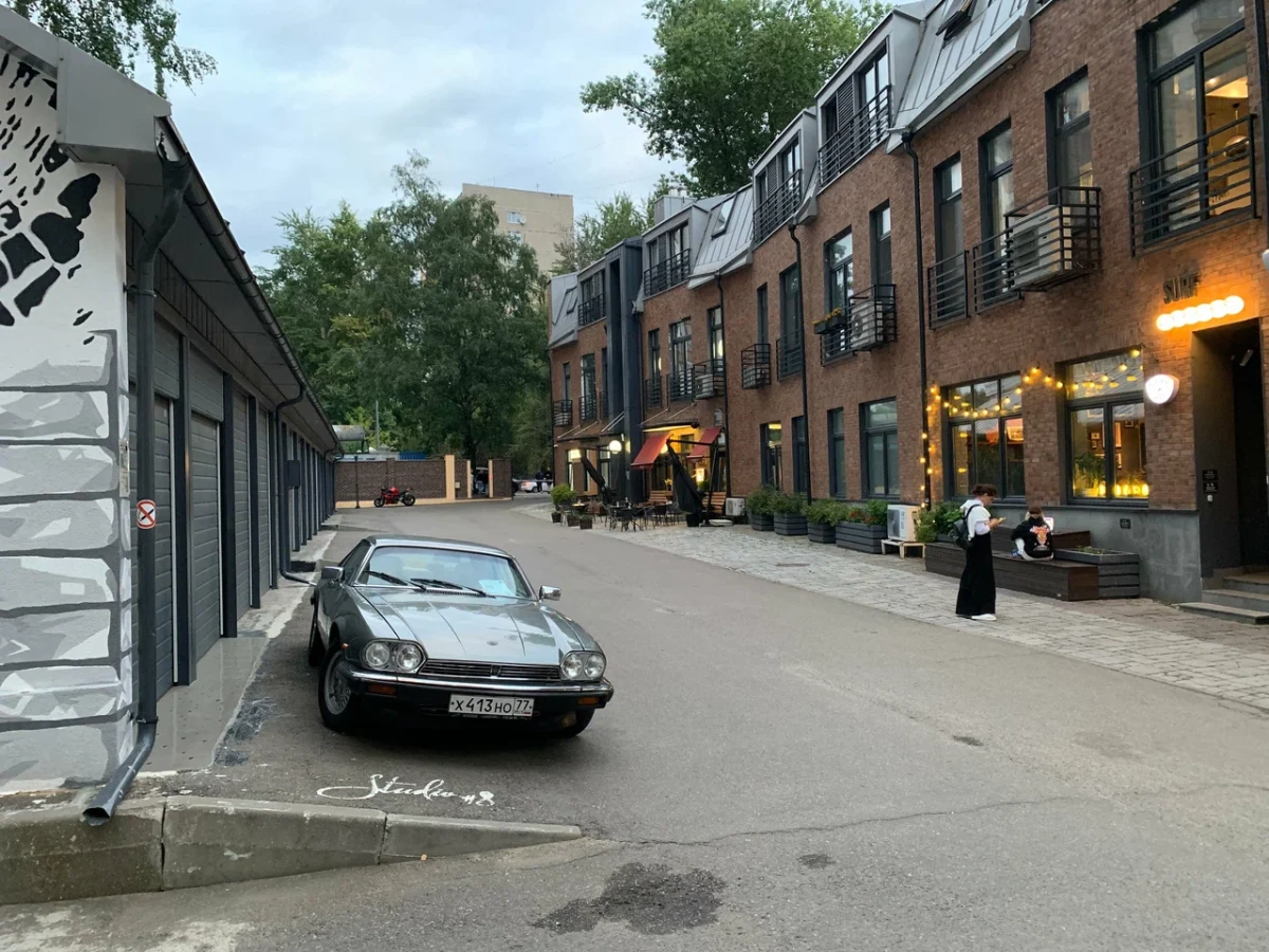 Парковка с винтажным автомобилем