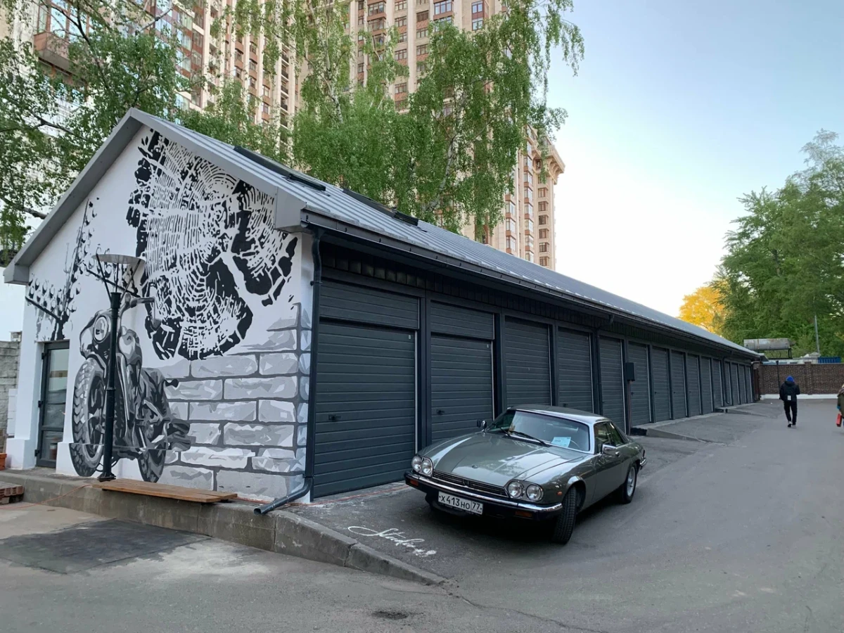 Парковка с винтажным автомобилем