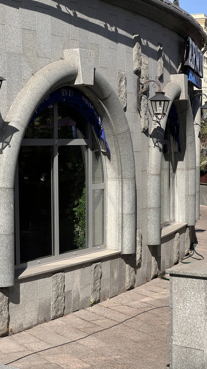 Фасад с арочными окнами