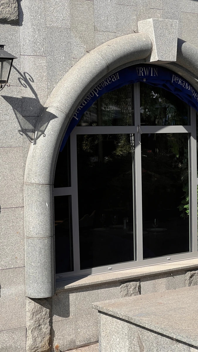 Фасад с арочными окнами