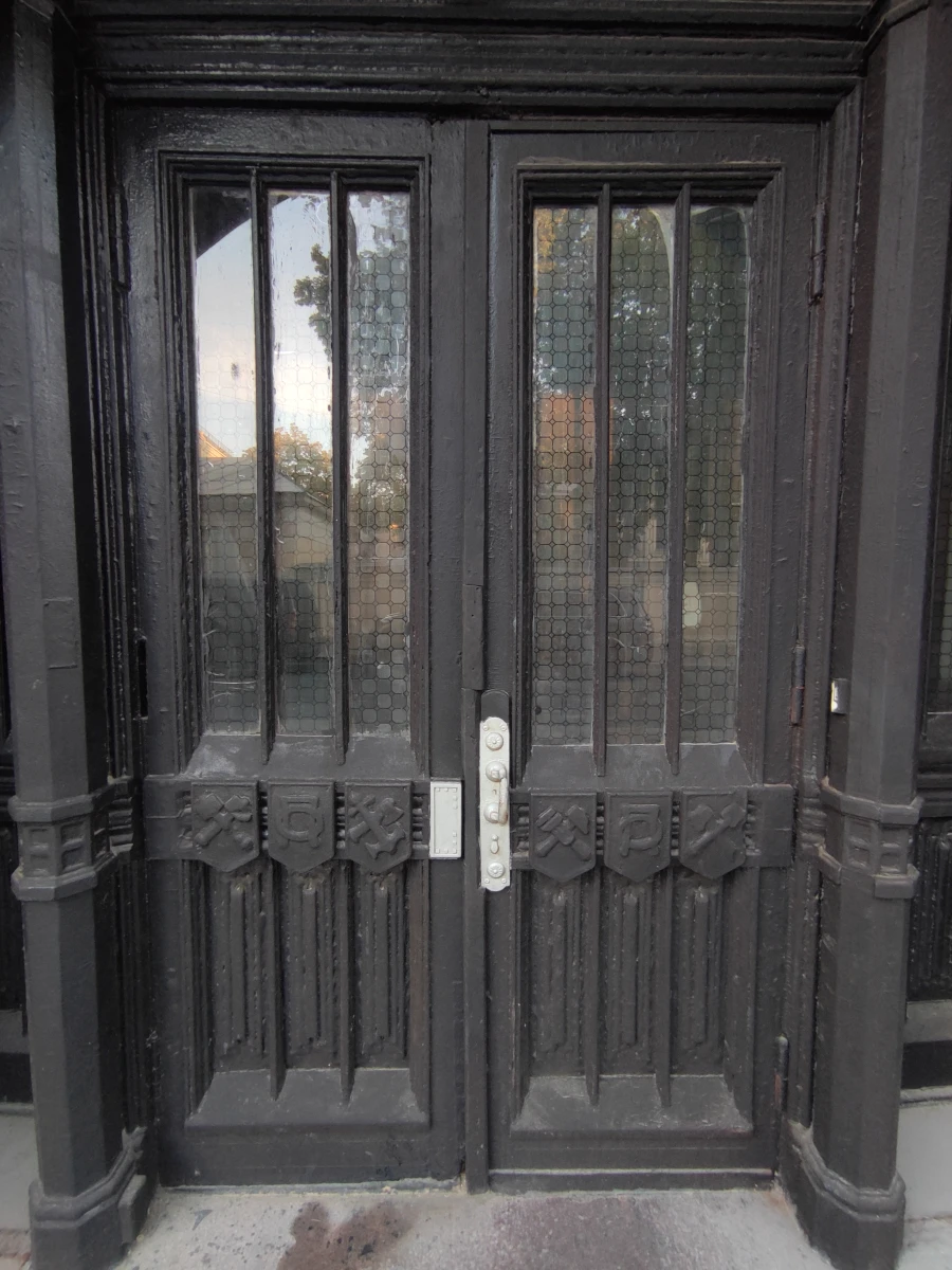 Готический фасад и двери Дома Наркомпроса