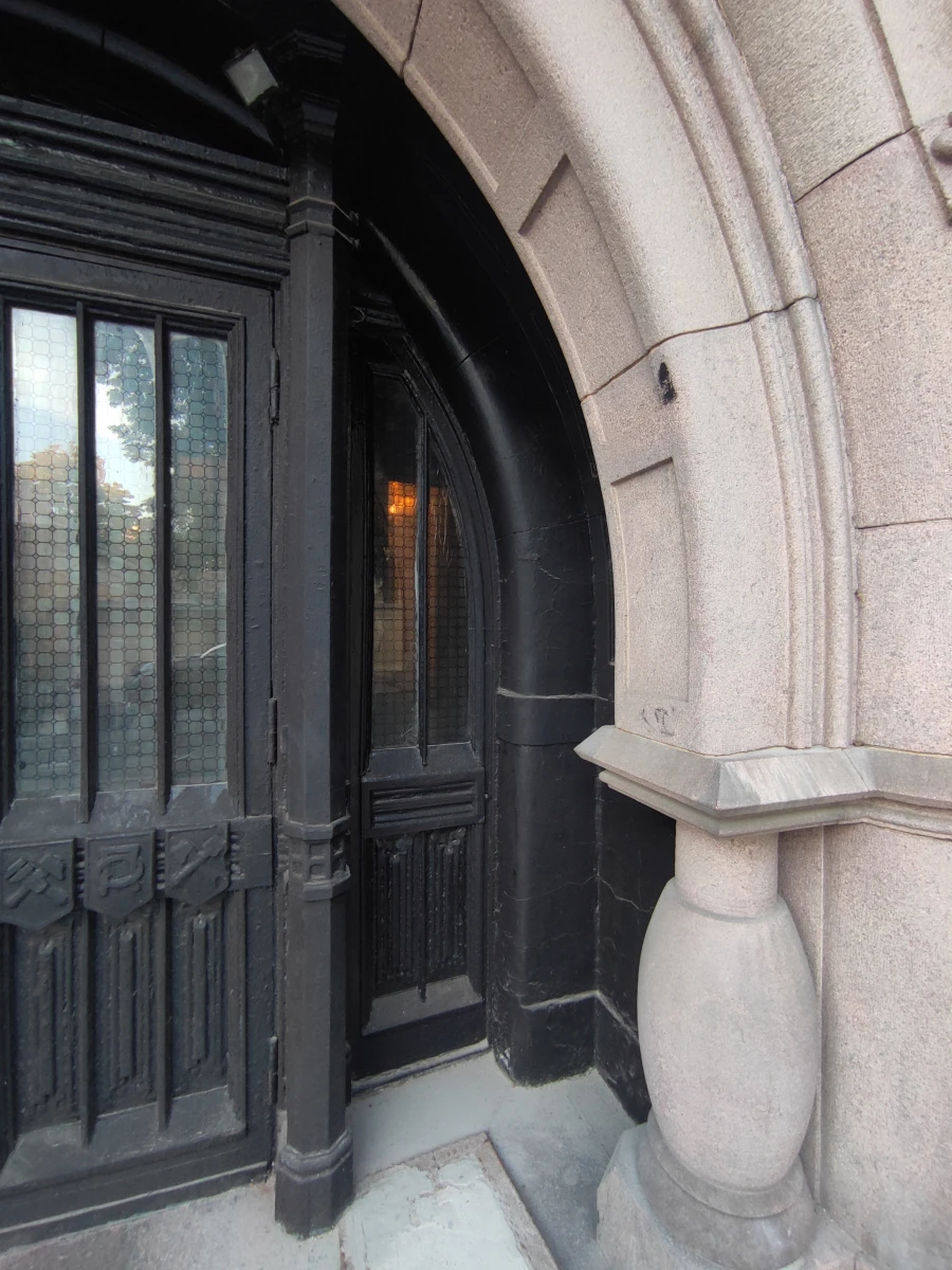 Готический фасад и двери Дома Наркомпроса