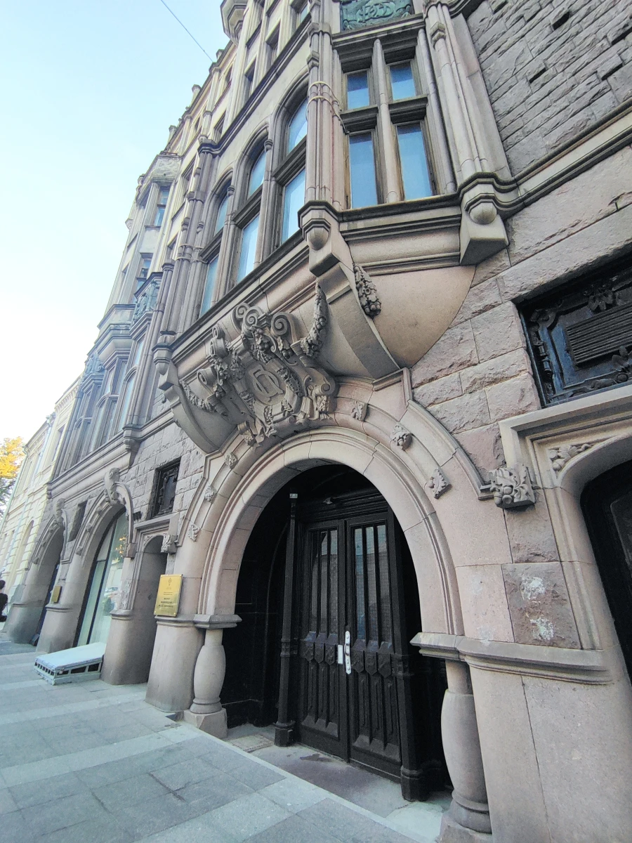 Готический фасад и двери Дома Наркомпроса