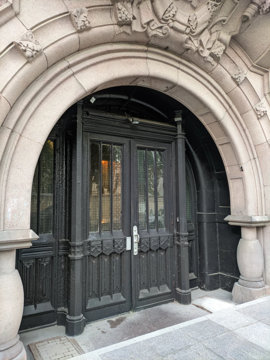 Готический фасад и двери Дома Наркомпроса