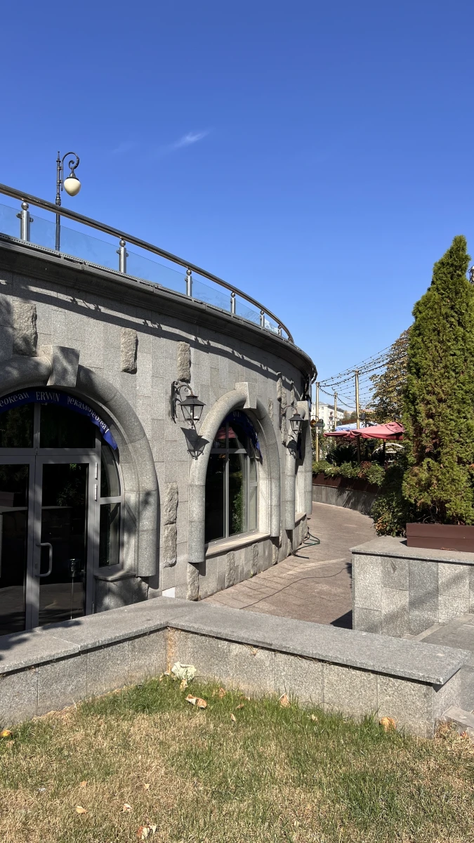 Фасад с арочными окнами