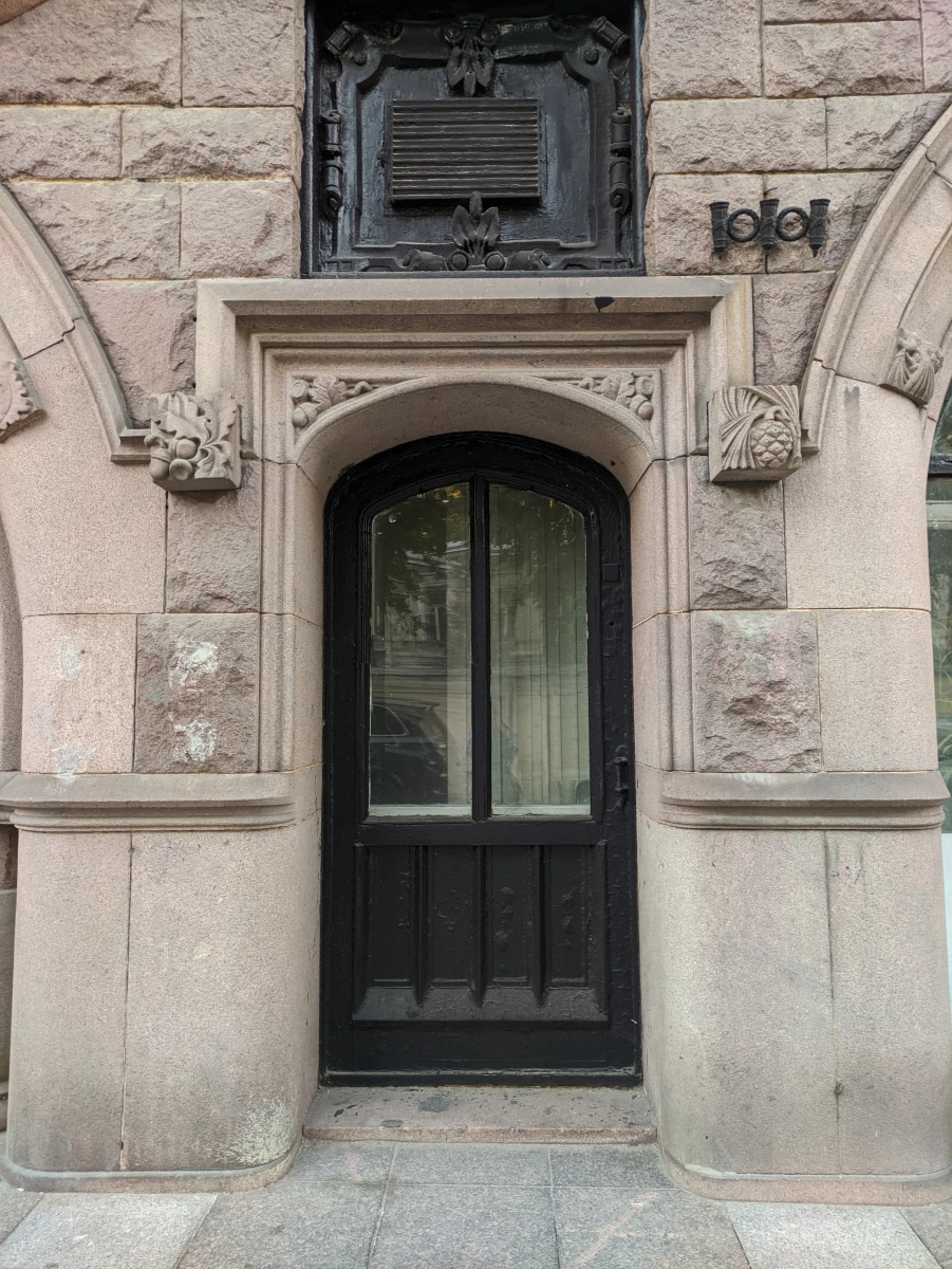 Готический фасад и двери Дома Наркомпроса