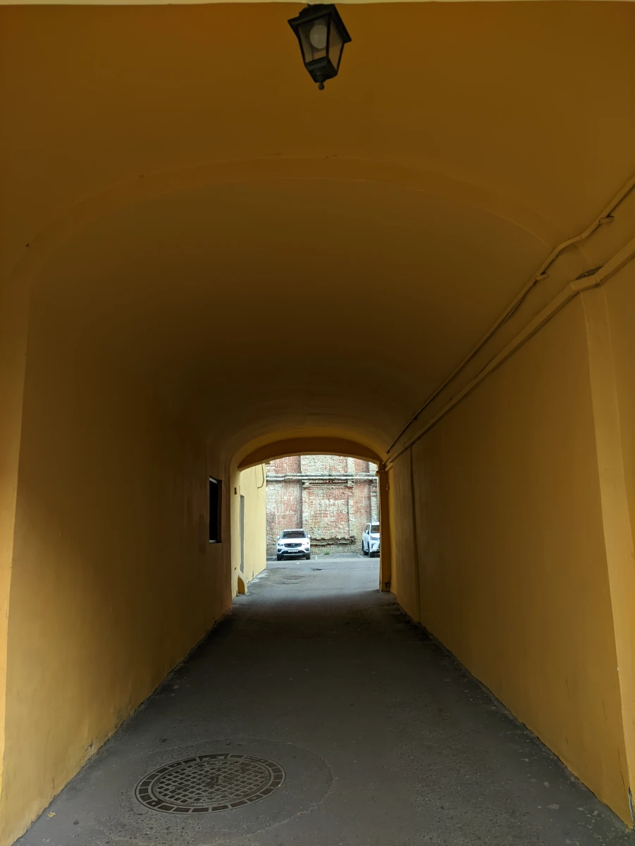 Очень жёлтая арка