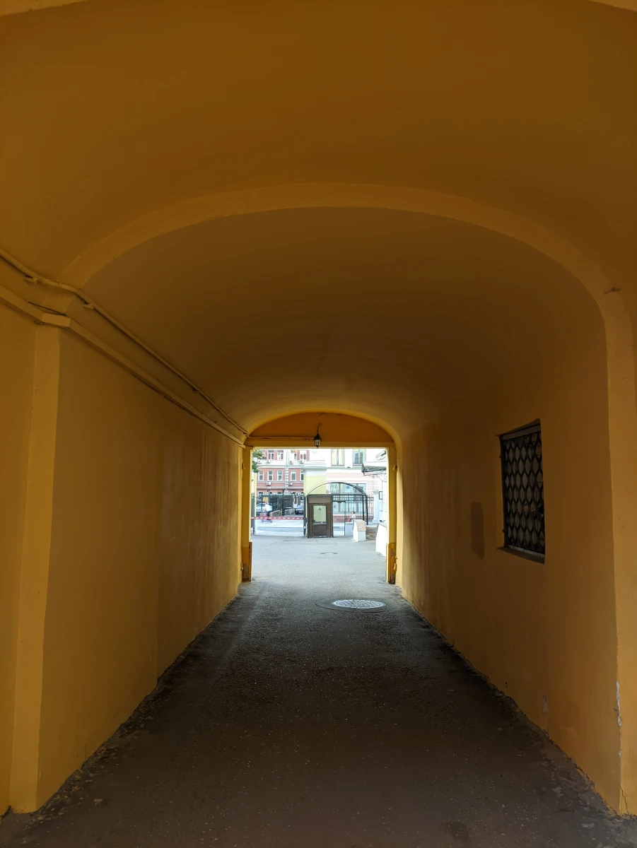 Очень жёлтая арка