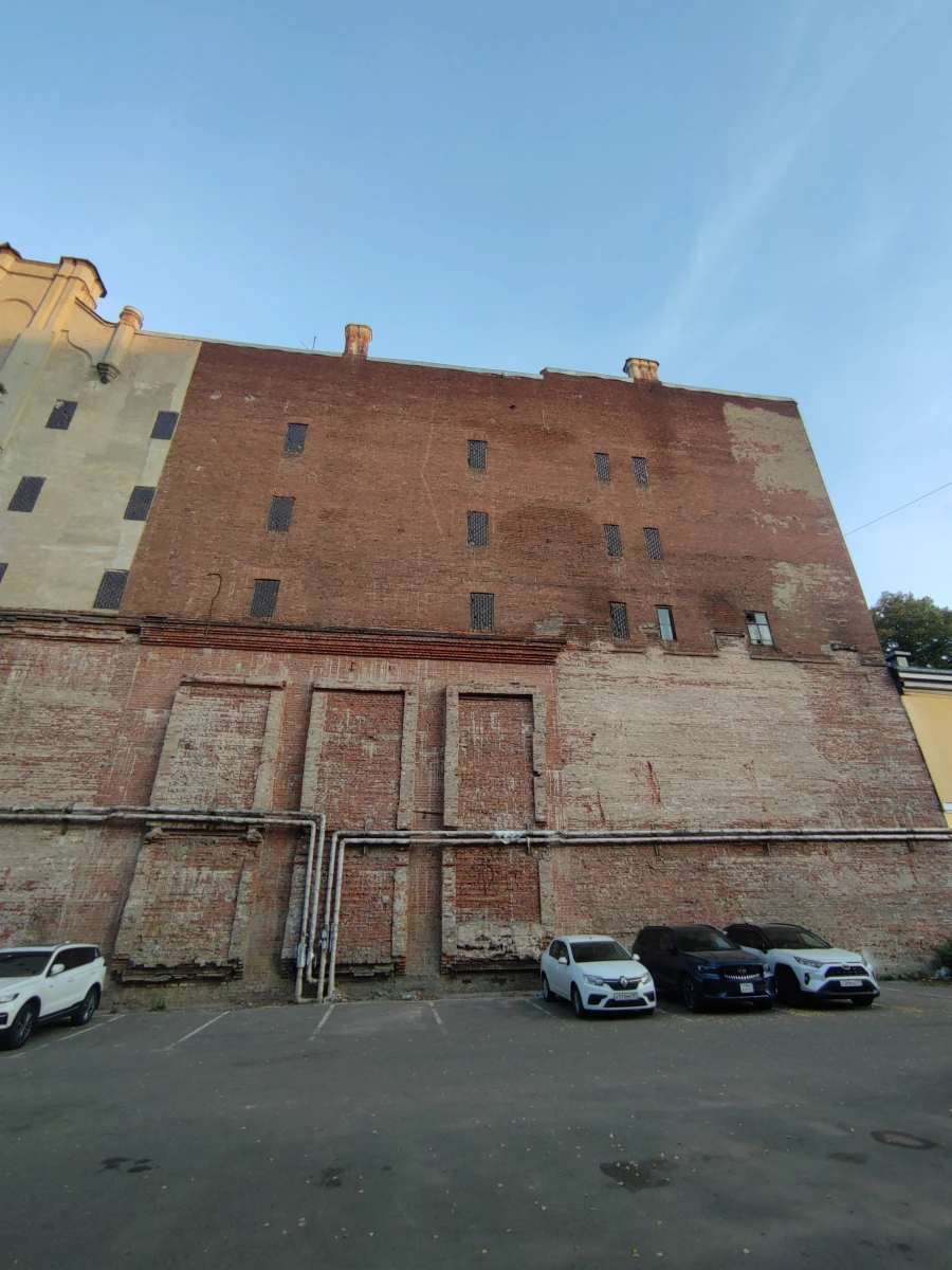 Разрушенная стена дома