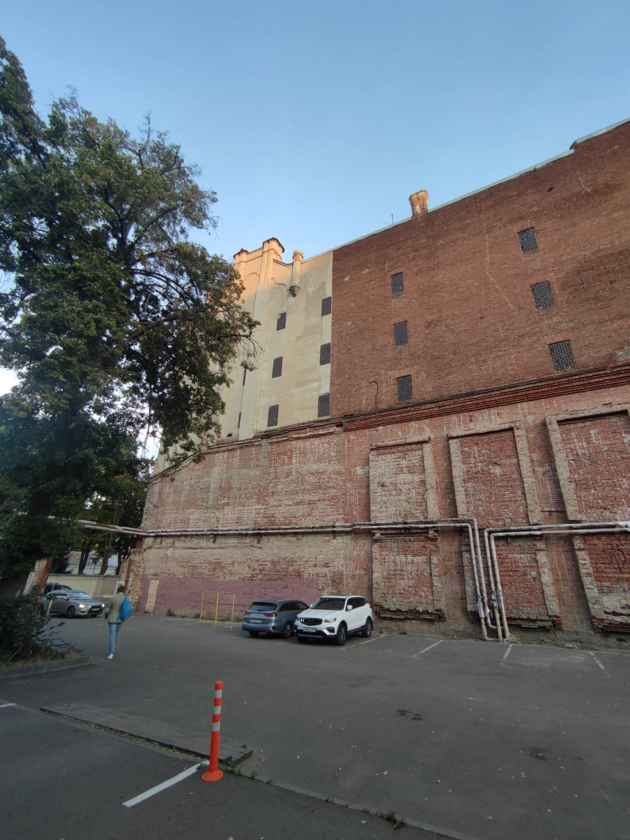 Разрушенная стена дома