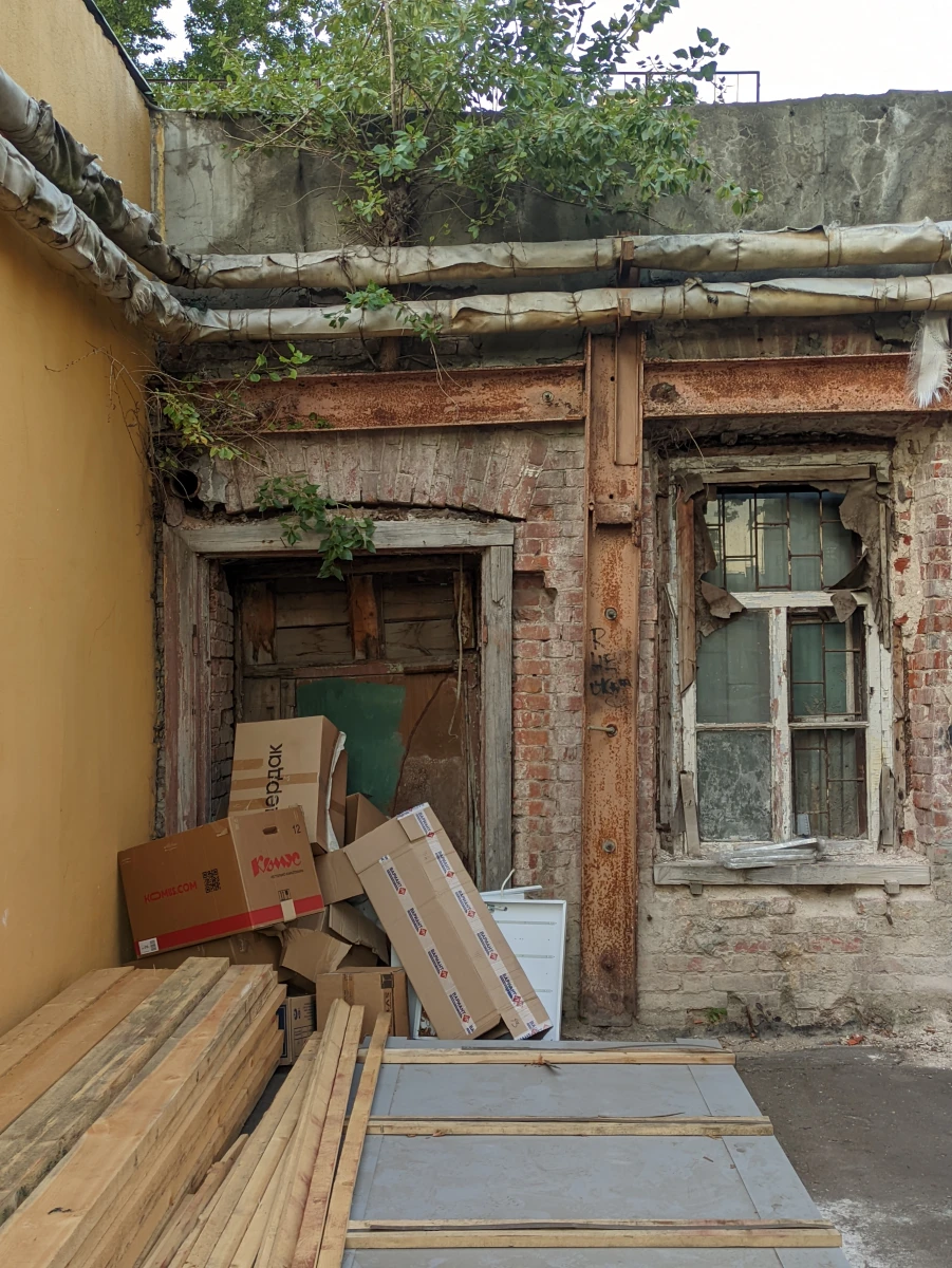 Разрушенная стена дома