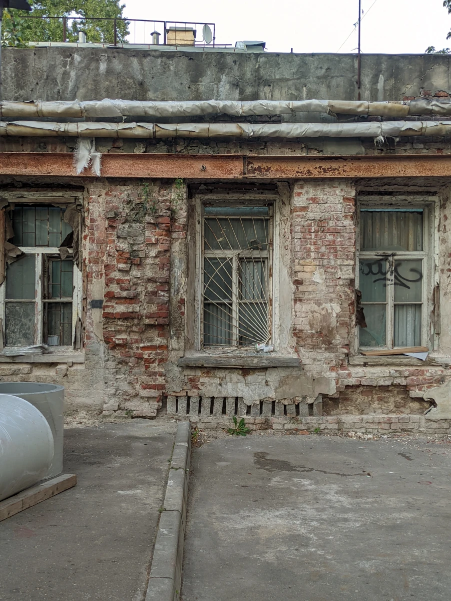 Разрушенная стена дома