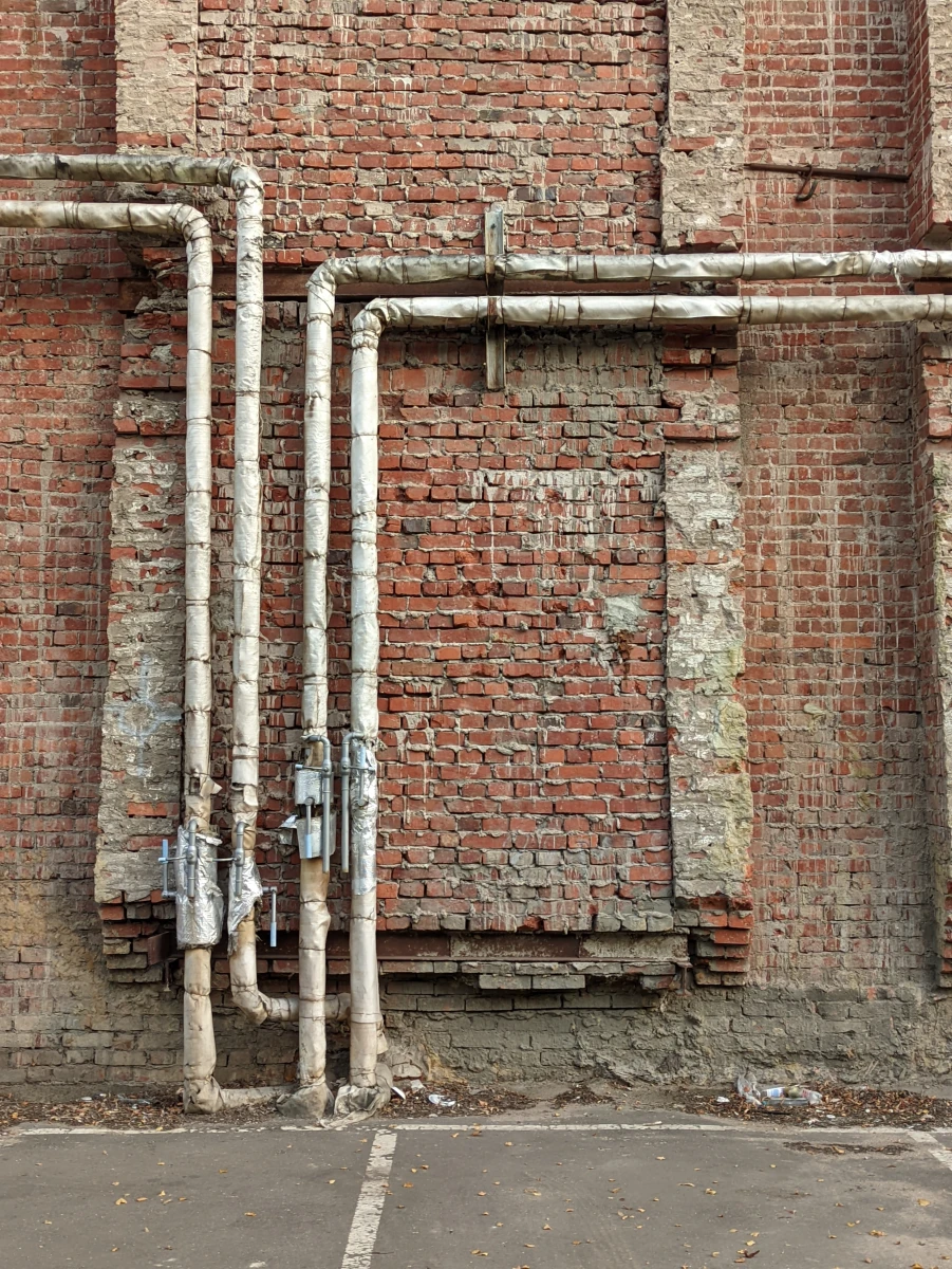 Разрушенная стена дома