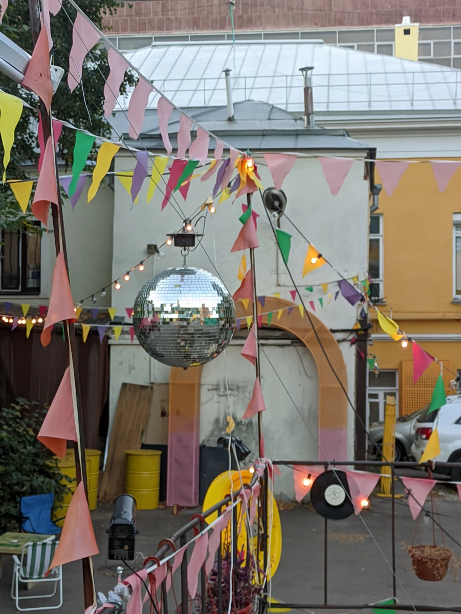 Веранда и зал кафе "Tricky"