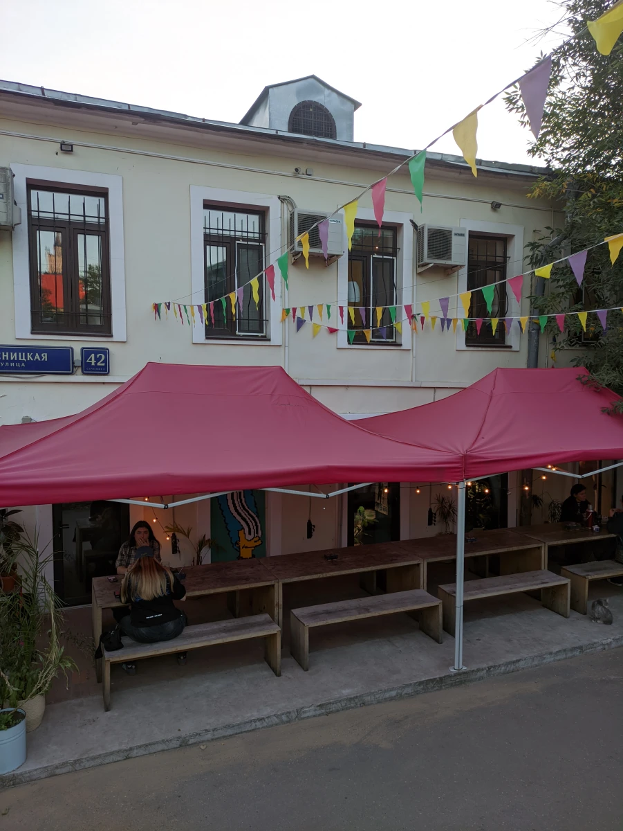 Веранда и зал кафе "Tricky"