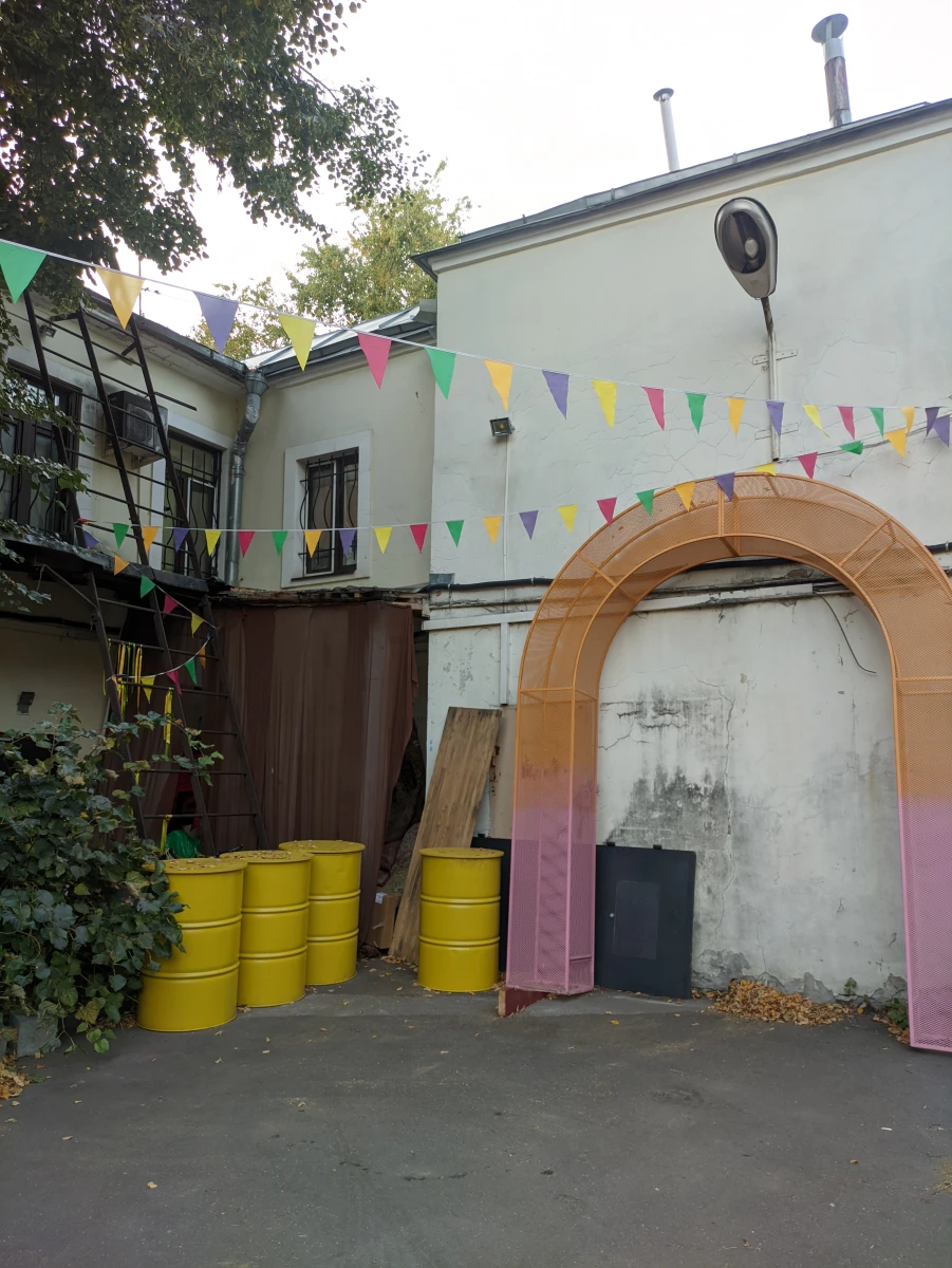 Веранда и зал кафе "Tricky"