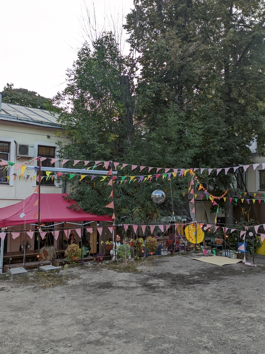 Веранда и зал кафе "Tricky"