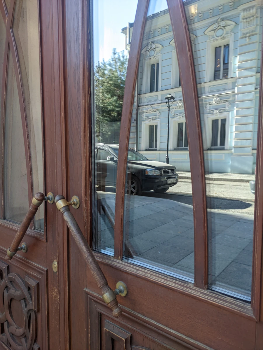 Фасад и входная группа дома Зиминой