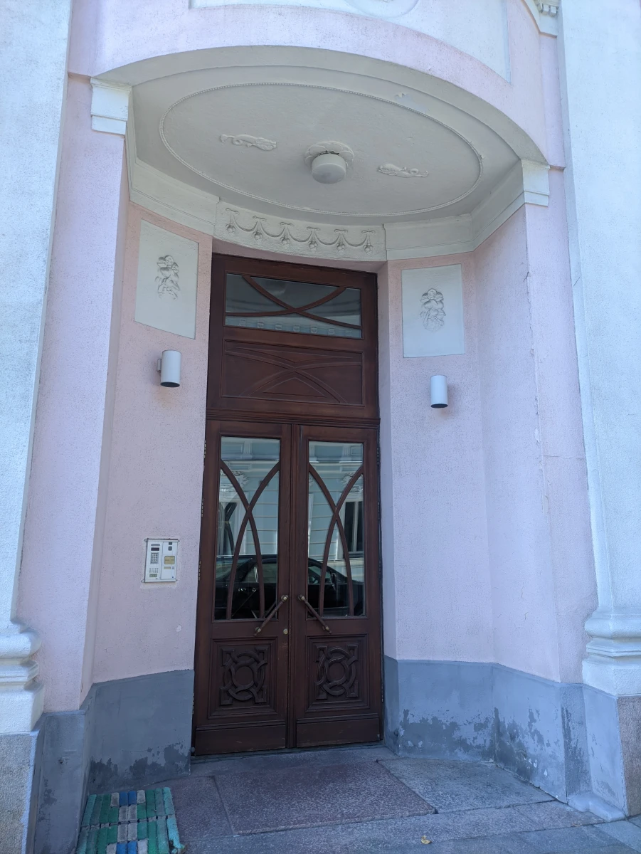 Фасад и входная группа дома Зиминой