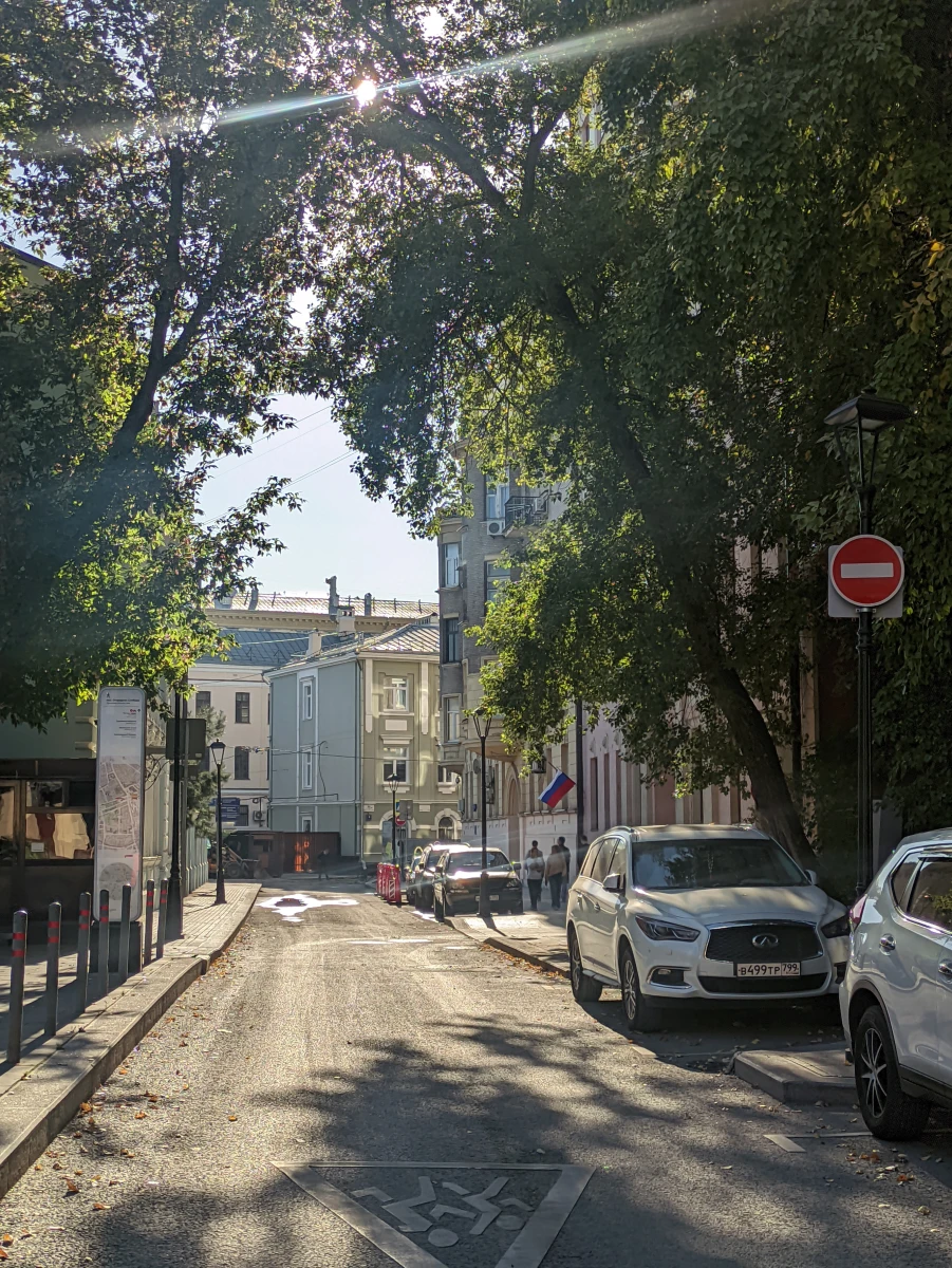 Особняк и красивая дорога