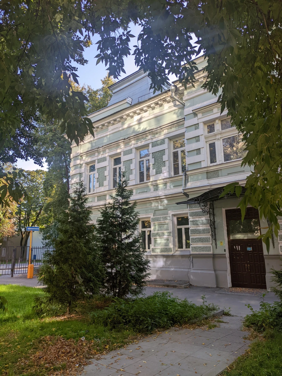 Особняк и красивая дорога