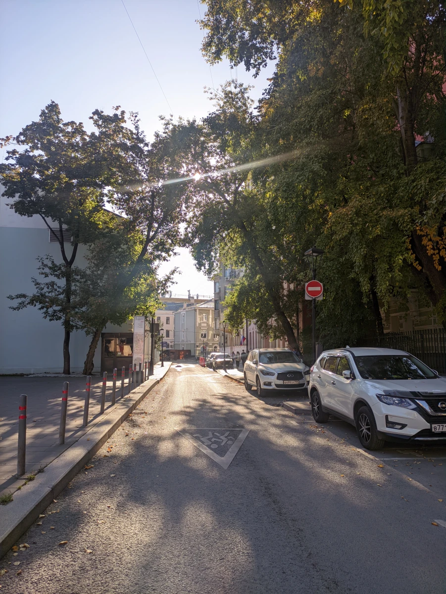 Особняк и красивая дорога