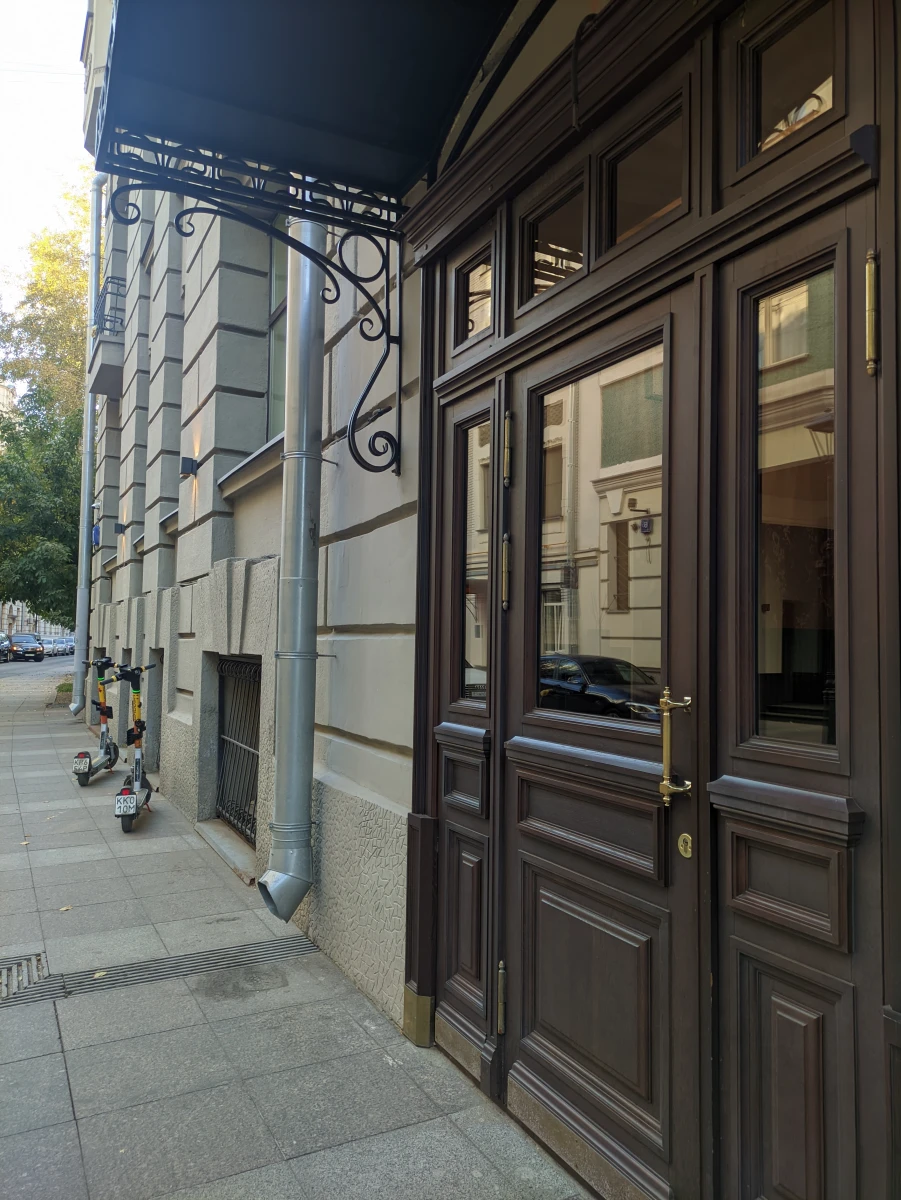 Один дома в Нью-Йорке