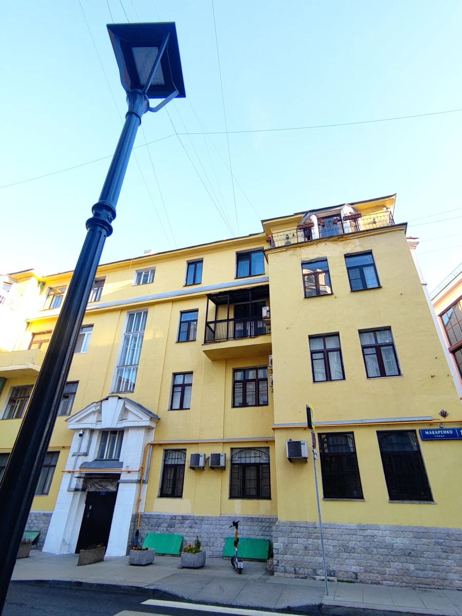 Дом с балкончиками