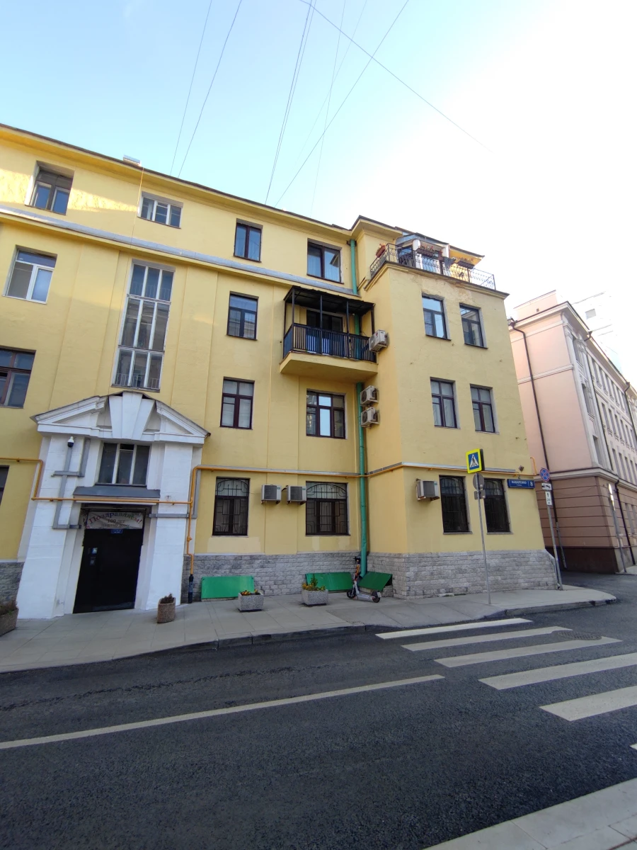 Дом с балкончиками