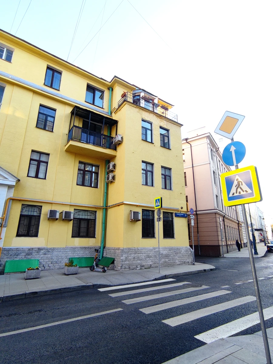 Дом с балкончиками