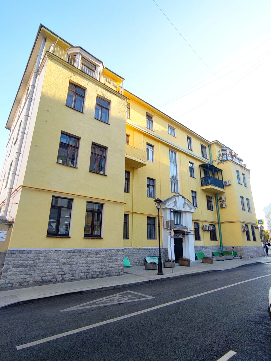 Дом с балкончиками