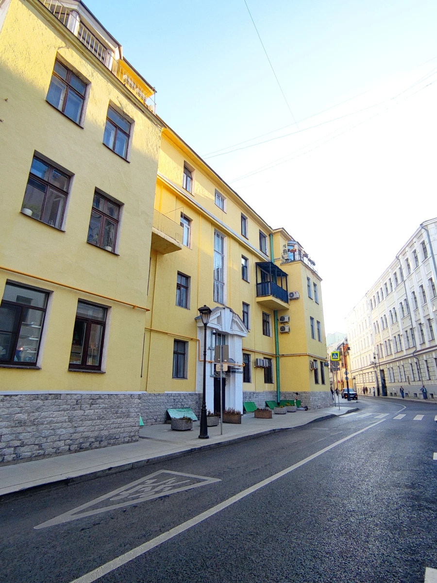 Дом с балкончиками