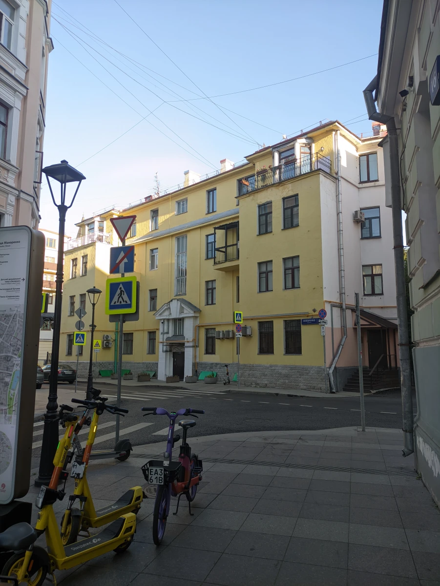 Дом с балкончиками