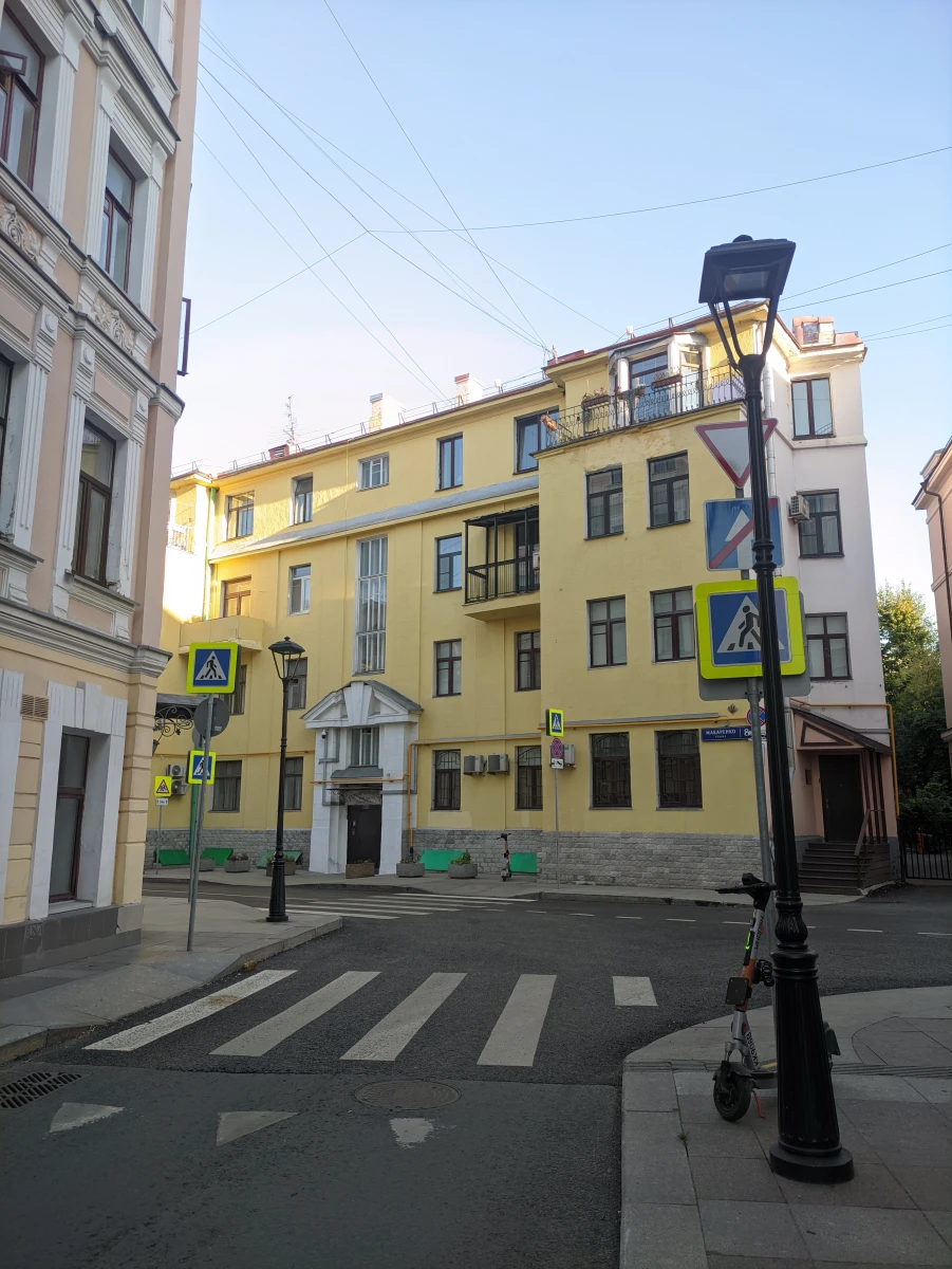 Дом с балкончиками