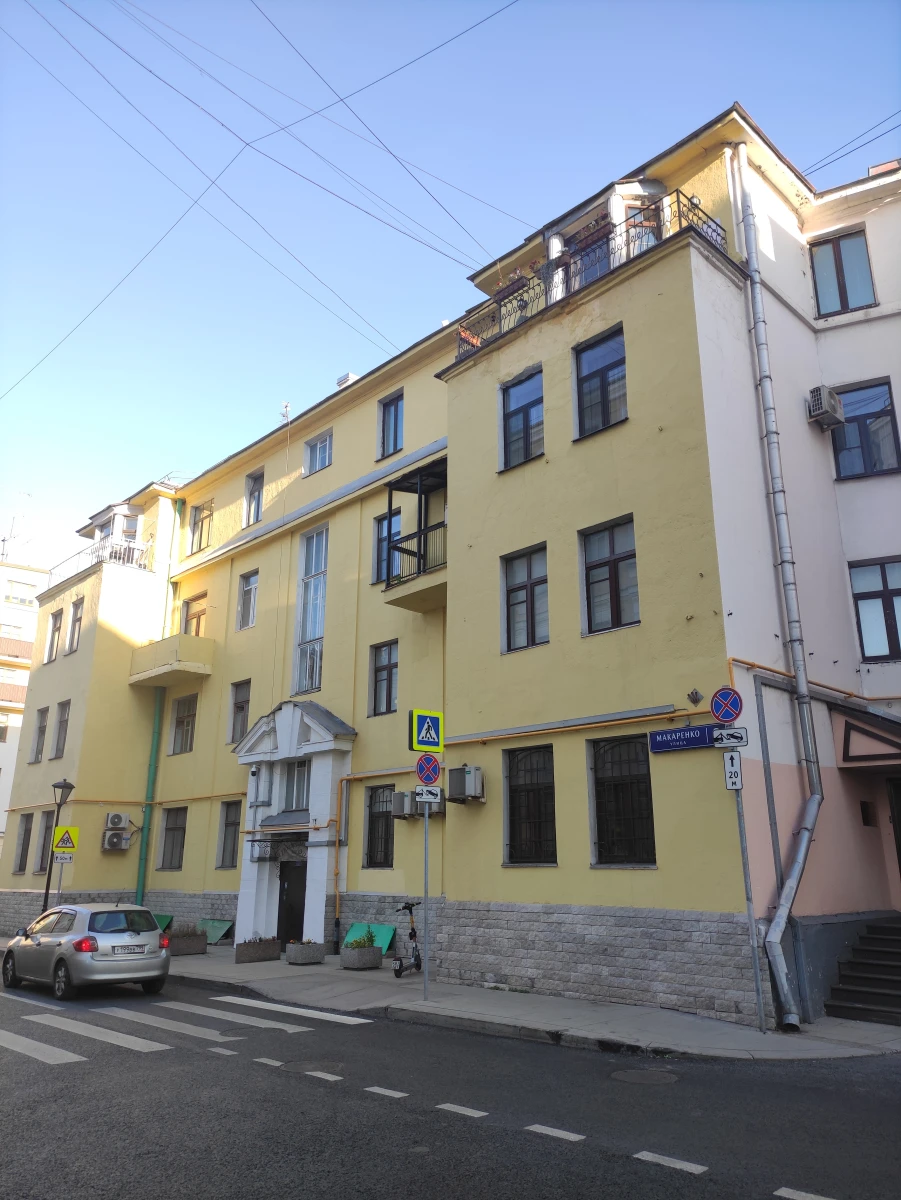 Дом с балкончиками