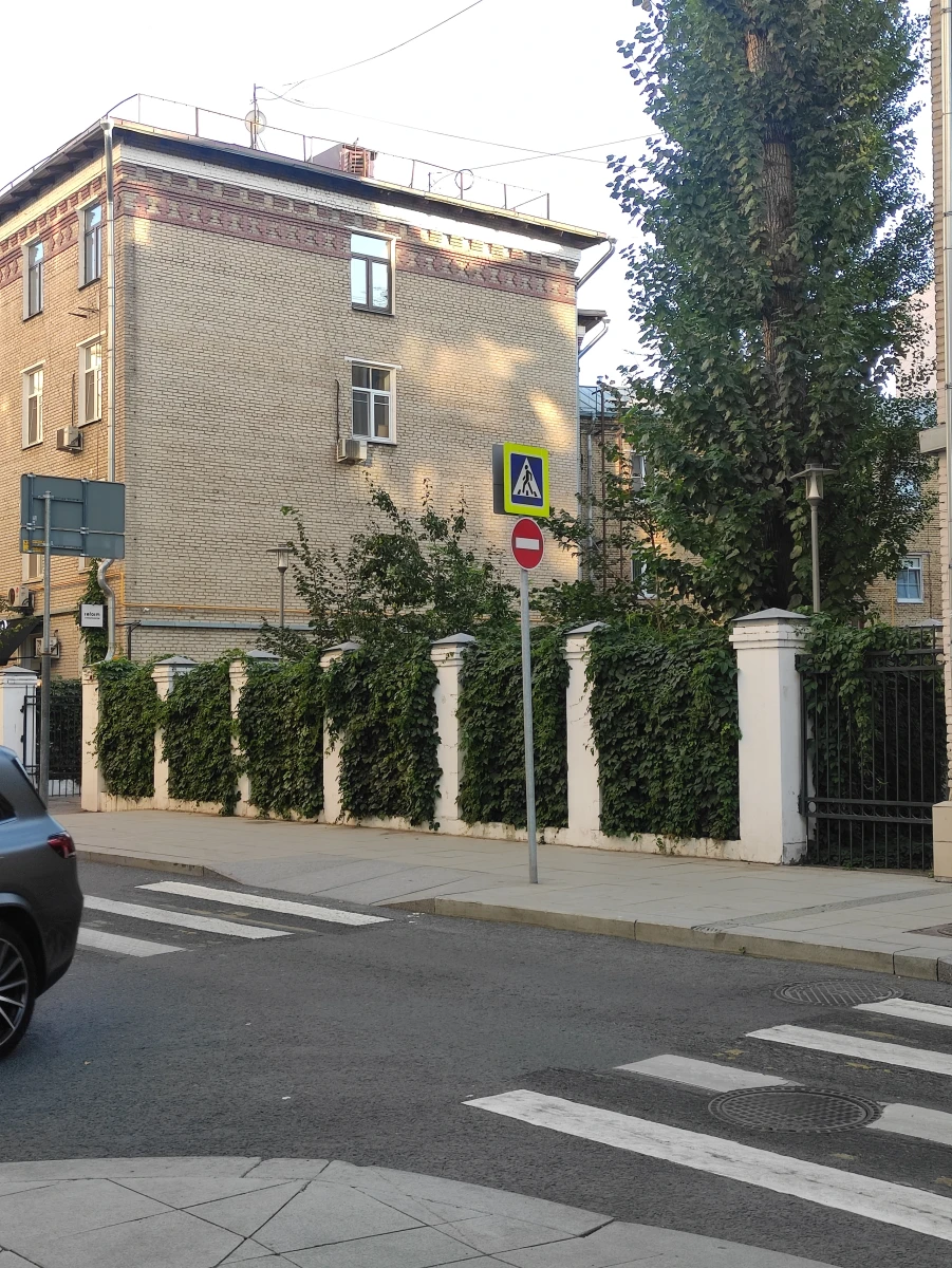 Белый заборчик с плющом