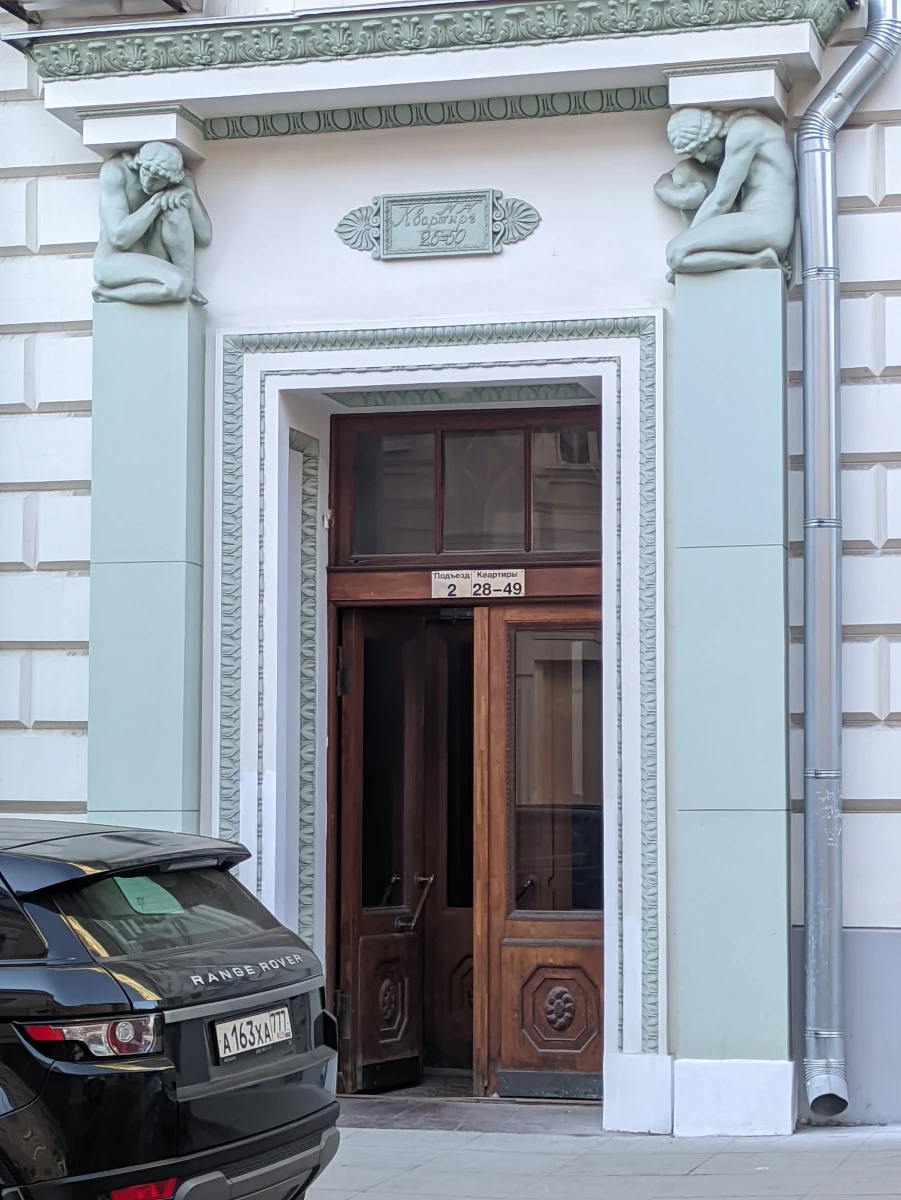 Двери в мятном цвете