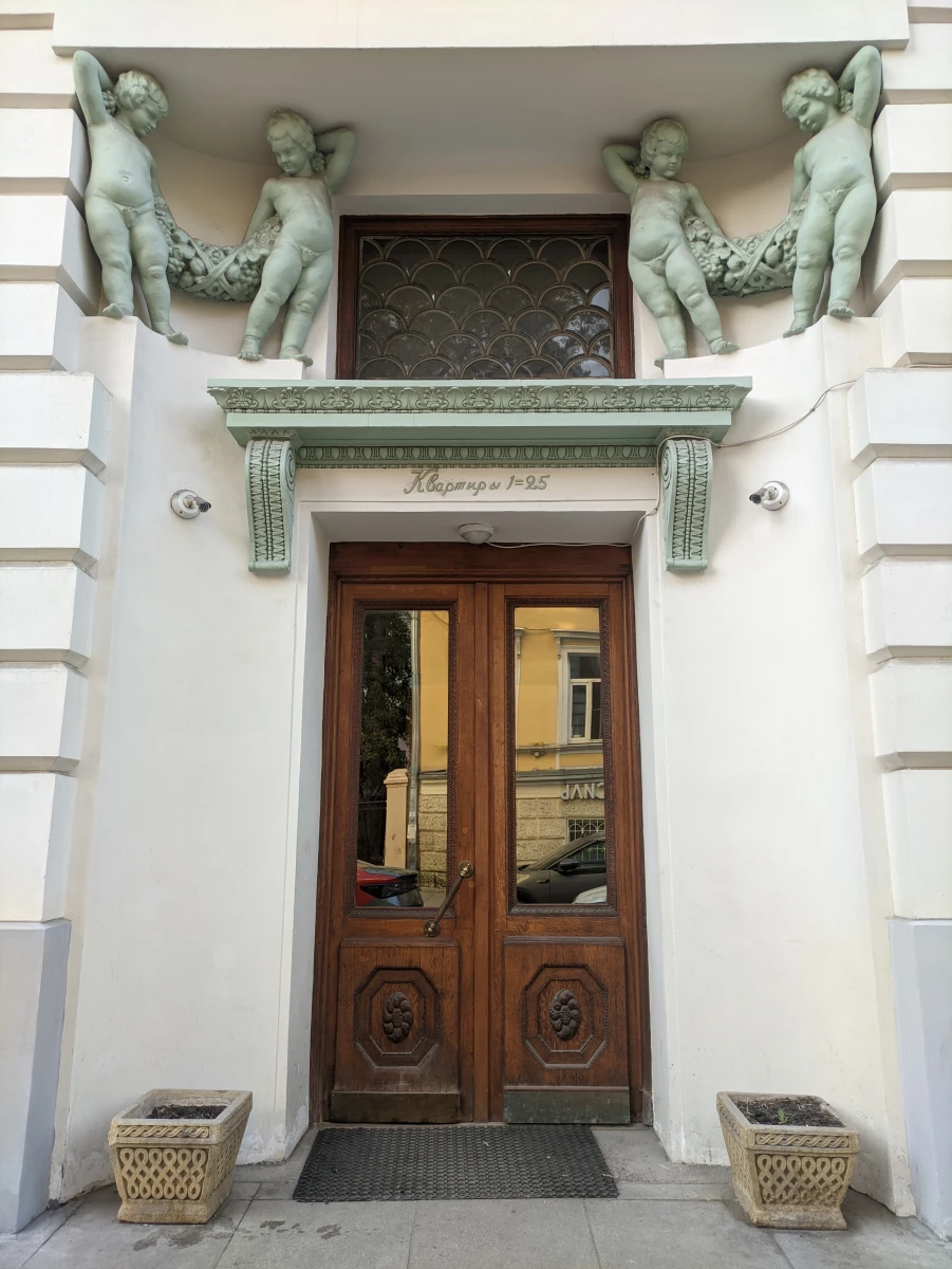 Двери в мятном цвете