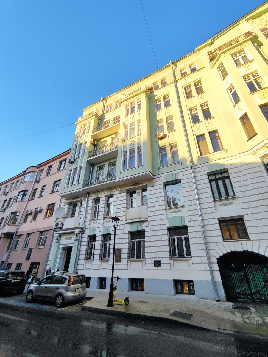 Двери в мятном цвете