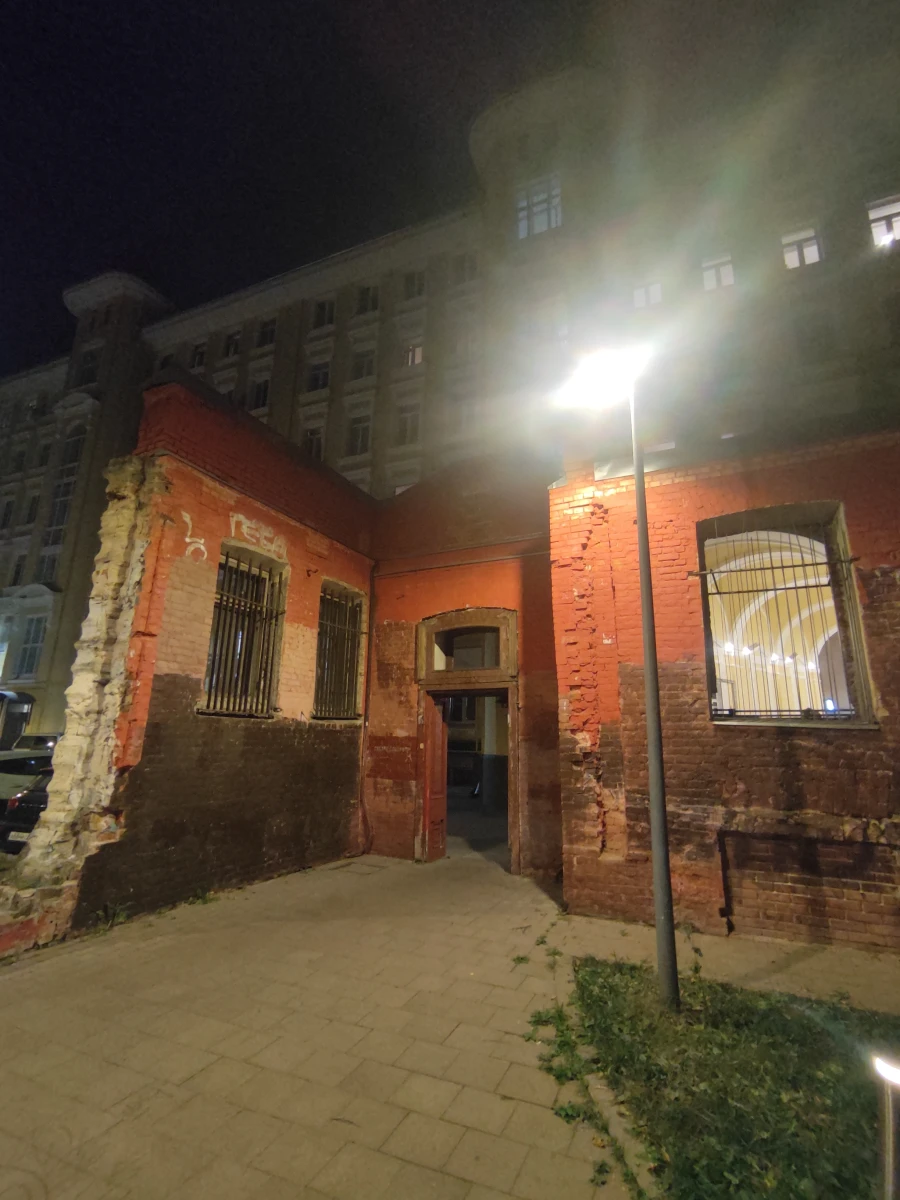 Руины стены дома