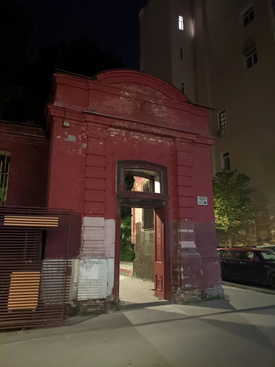 Руины стены дома