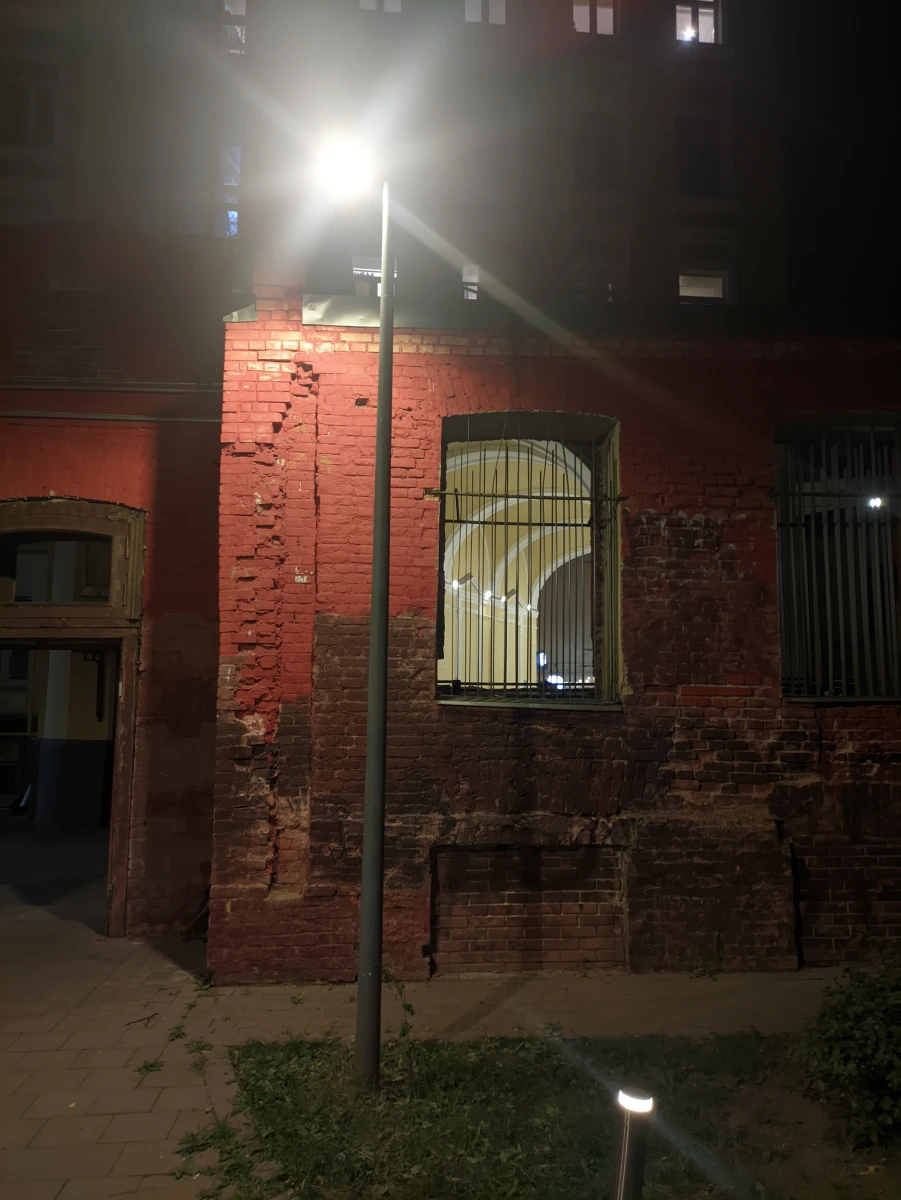 Руины стены дома