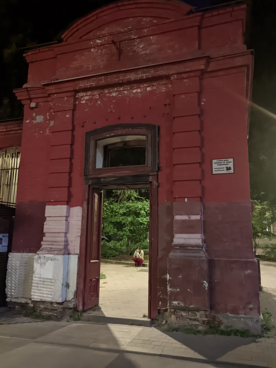 Руины стены дома