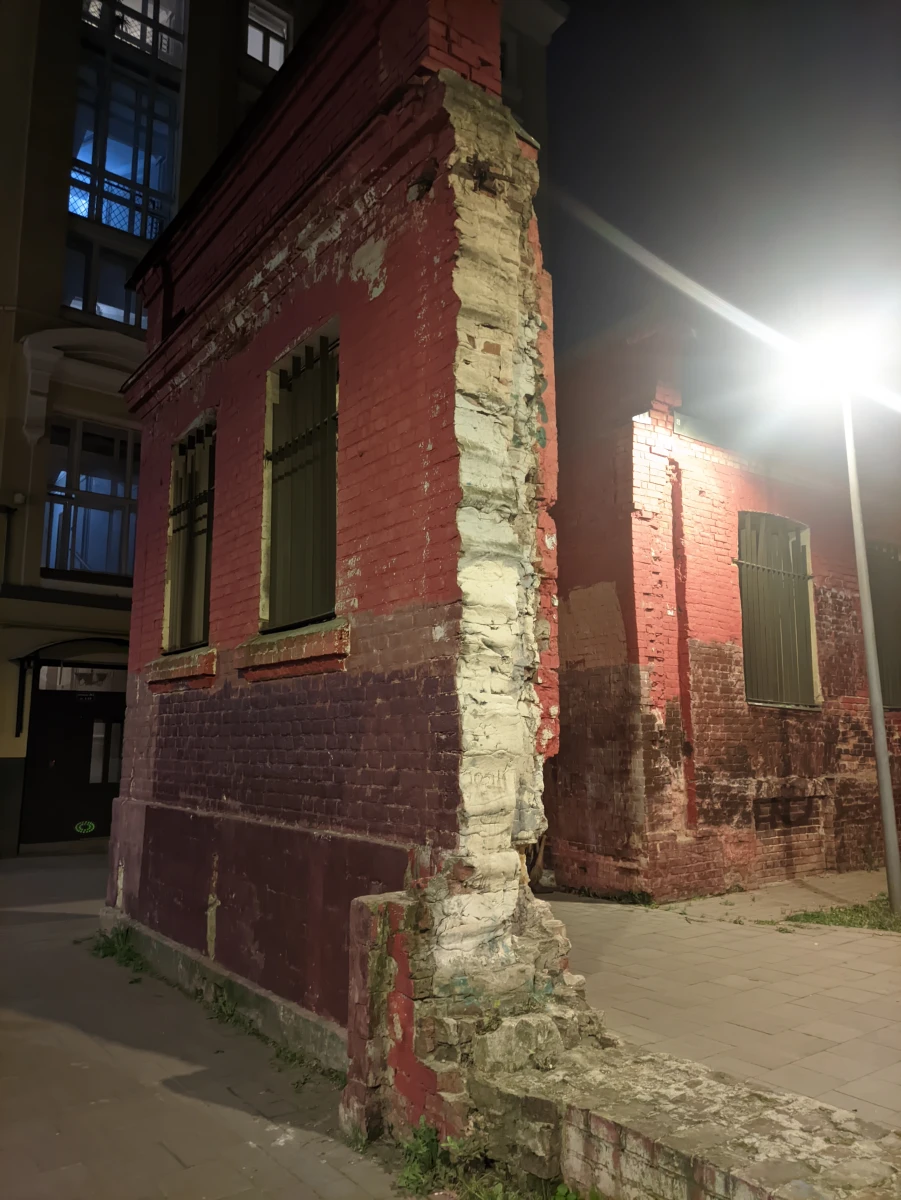 Руины стены дома